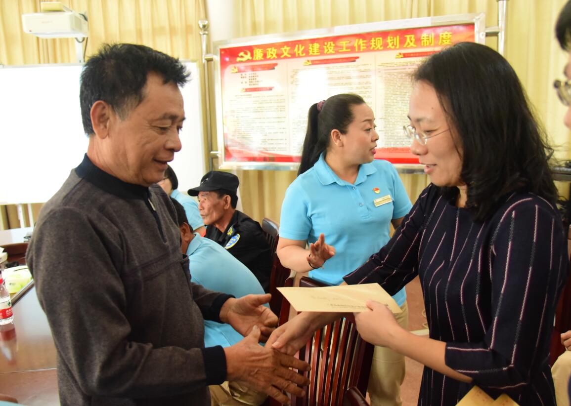 市國資委黨委書記、主任周春華走進(jìn)天涯海角景區(qū)慰問困難黨員.jpg